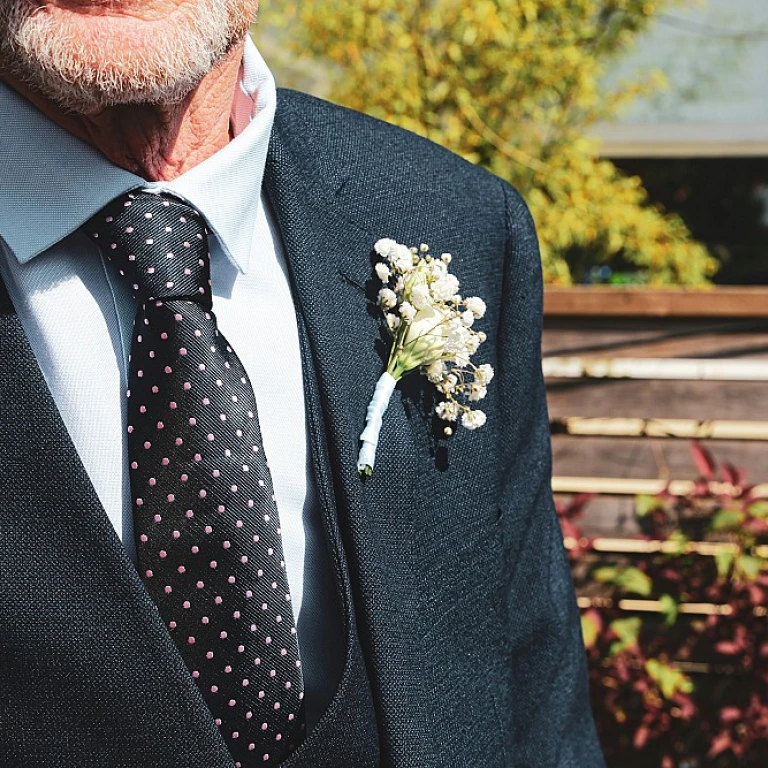 Choisir un costume de mariage couleur terracotta : élégance et originalité