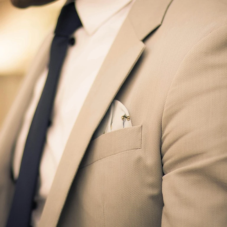 Choisir un costume homme beige mariage : détails indispensables pour un look parfait