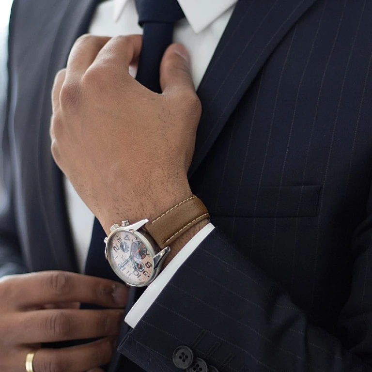 Le charme intemporel du costume blanc pour la mariée