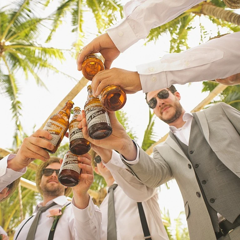 Le charme du costume pour un mariage champêtre